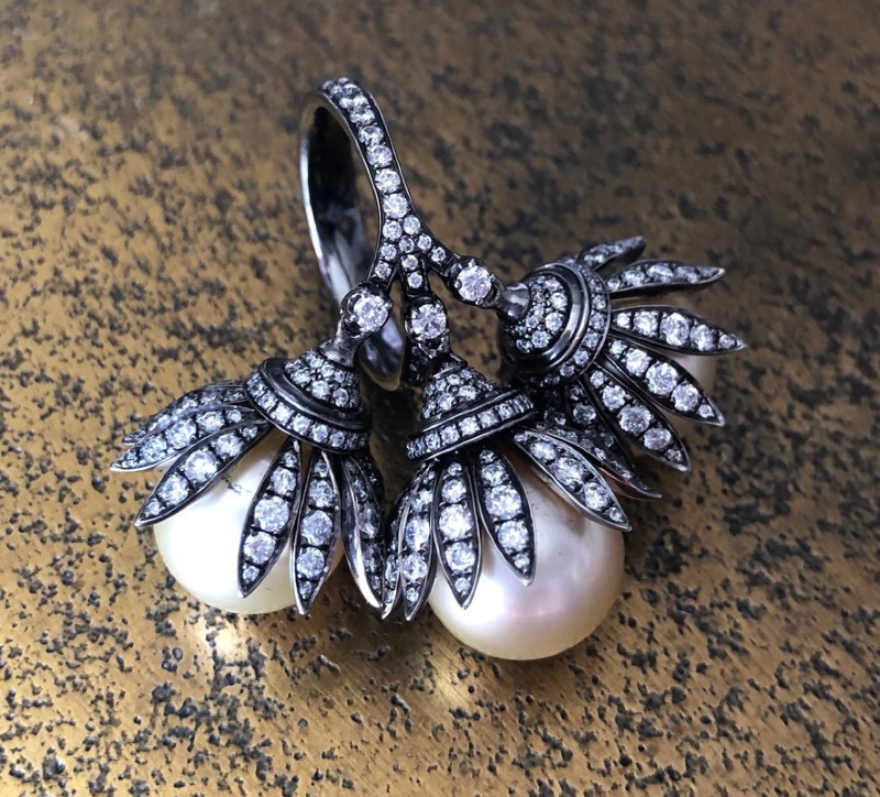 Spark your interest with our exquisite 18ct White Gold South Sea Golden Pearls Ring.
